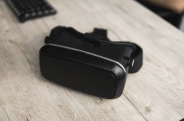 VR sanal gerçeklik gözlük bir tablo.