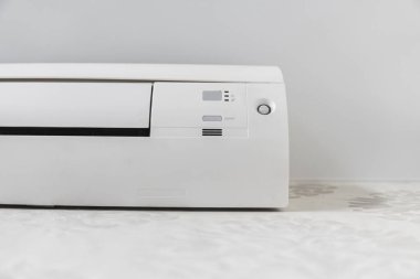 Bir odada beyaz duvar beyaz Klima sistemi.