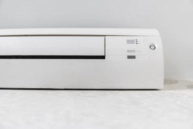 Bir odada beyaz duvar beyaz Klima sistemi.