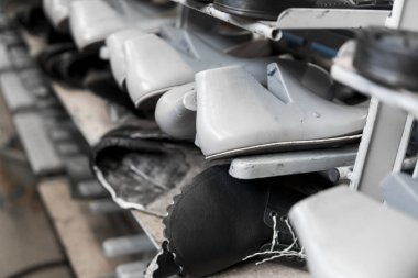 Konveyör ve ayakkabı ve tek bir ayakkabı fabrika. Seri üretim Ayakkabı.