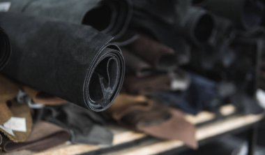 Bir rulo deri çeşitli bölümlerine. Renkli deri parçaları. Doğal kahverengi ve siyah ve diğer deri rulo. Çanta, Ayakkabı, giyim ve aksesuar üretimi için hammadde.