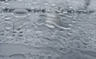 Doğal su cam masaya sonra yağmur damlaları..