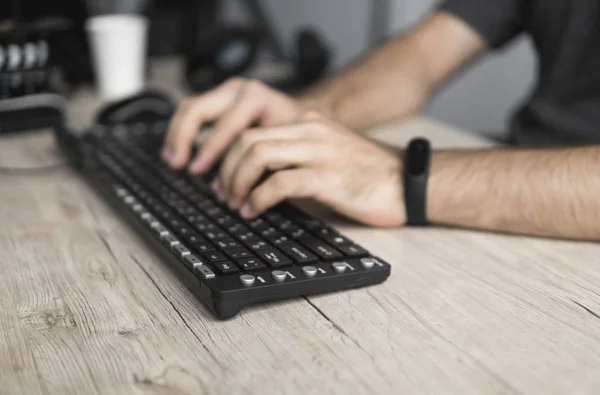 Primer plano retrato de manos masculinas escribiendo en el teclado de la computadora . — Foto de Stock