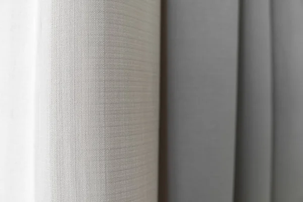 Vista de cerca de la cortina brillante en pliegues verticales delgados y gruesos hechos de tela densa. Fondos abstractos texturizados y fondos de pantalla. Materiales y textiles . — Foto de Stock