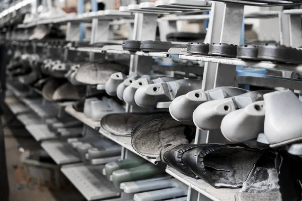 Конвеєр на взуттєвій фабриці з взуттям і підошвою. Масове виробництво взуття . — стокове фото