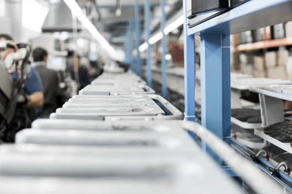 The conveyor on a shoes factory with shoe and sole. Mass production of footwear. — Stock Photo, Image