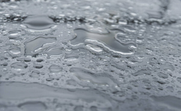 Капли природной воды на стеклянный стол после дождя
.