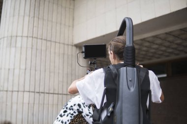 Profesyonel kameramanların kolay takım üzerinde monte 3 eksenli gimbal üzerinde kamera tutarak. Kameramanların Steadicam kullanarak. Pro ekipmanları sallayarak olmadan yüksek kaliteli video yapmak için yardımcı olur.