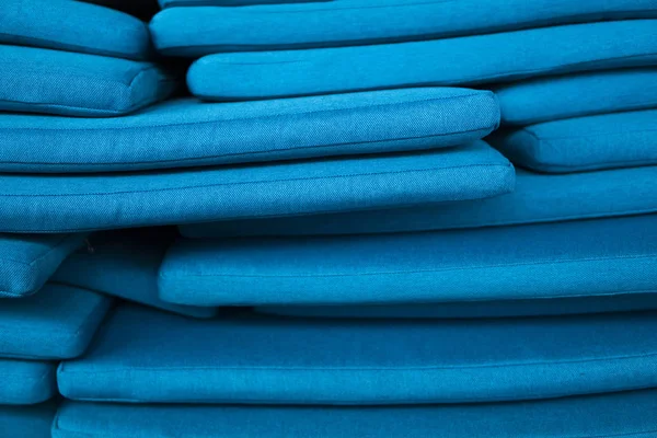 Gunung bantal biru terletak pada satu sama lain. Tekstur bantal . — Stok Foto