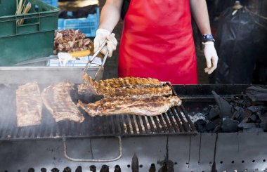 Domuz kaburga bir ızgarada pişirme. Bir ızgara et.