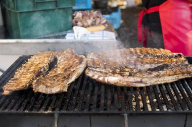 Domuz kaburga bir ızgarada pişirme. Bir ızgara et.