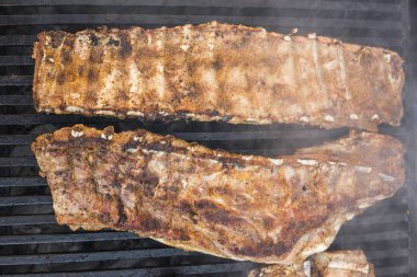 Domuz kaburga bir ızgarada pişirme. Bir ızgara et.