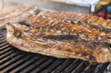 Domuz kaburga bir ızgarada pişirme. Bir ızgara et.