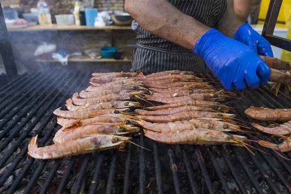 Cooking fresh kings shrimp on a grill on a foodfest. — Stock Photo, Image