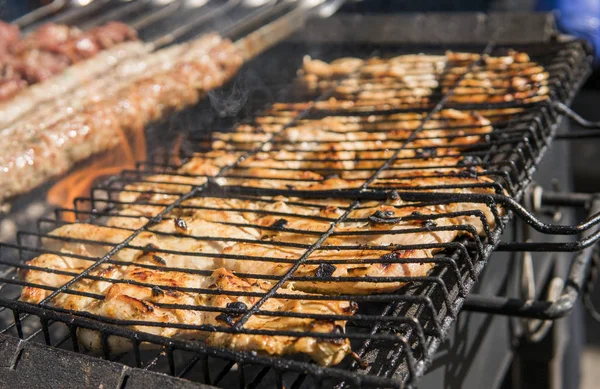 Assortiti deliziosa carne alla griglia sopra i carboni sul barbecue. — Foto Stock