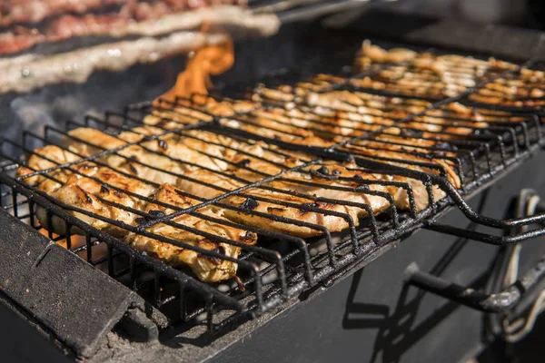 Асорті смачне м'ясо на грилі над вугіллям на барбекю . — стокове фото