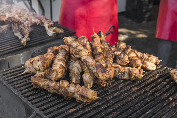 Assortiti deliziosa carne alla griglia sopra i carboni sul barbecue. — Foto Stock