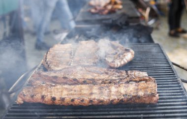 Domuz kaburga bir ızgarada pişirme. Bir ızgara et.