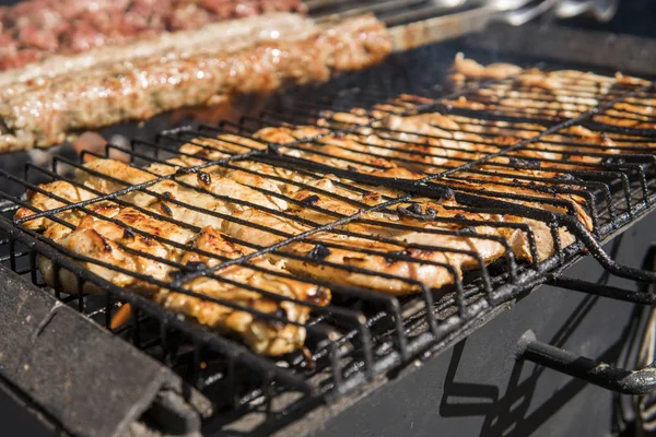 Асорті смачне м'ясо на грилі над вугіллям на барбекю . — стокове фото