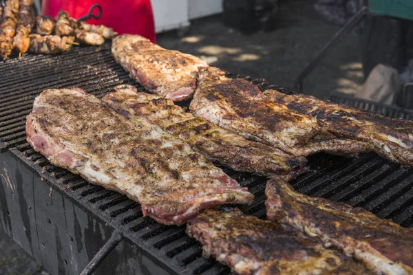 Cucinare costolette di maiale su una griglia. Carne su una griglia . — Foto Stock