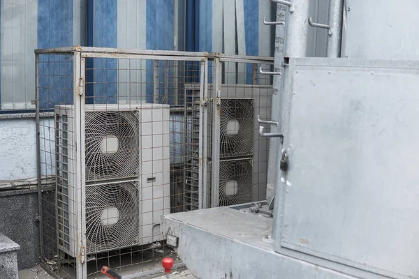 Machine de compresseur d'air faisant partie du système de climatiseur sur le pont de toit . — Photo