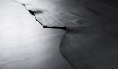 Doğal siyah deri. Çanta, Ayakkabı, giyim ve aksesuar üretimi için hammadde.