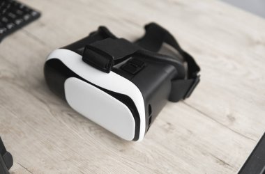 VR sanal gerçeklik gözlük bir tablo.