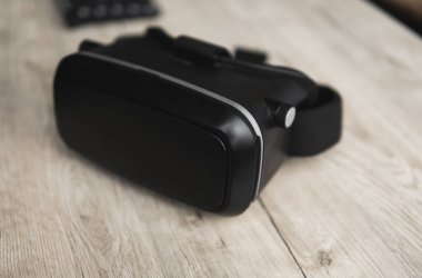 VR sanal gerçeklik gözlük bir tablo.