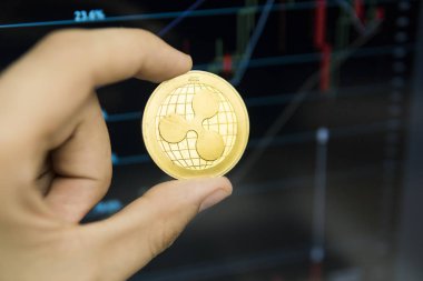 Dalgalanma para büyüme grafik bir ekran laptop üzerinde bir arka plan üzerinde tutan erkek işadamı el. Sanal para ve finansal büyüme kavramı üzerinde grafik arka planı. Of Ripples ticaret madencilik.