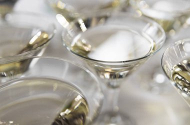 Açık hava olay veya düğün dekore catering buket masada Alkol kokteyller, martini, votka ve diğerleri.