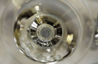 Açık hava olay veya düğün dekore catering buket masada alkol kokteyller, martini, votka ve diğerleri üzerinde üst görünümü.