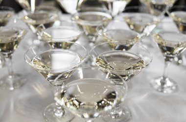 Açık hava olay veya düğün dekore catering buket masada Alkol kokteyller, martini, votka ve diğerleri.