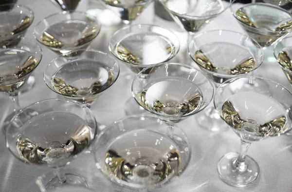 Алкогольные коктейли, мартини, водка и другие на украшенном букетном столе на открытом воздухе или свадьба . — стоковое фото