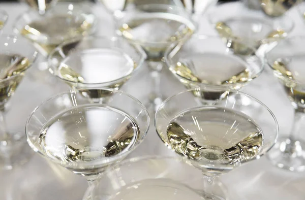 Alcohol cocktails, martini, vodka and others on decorated catering bouquet table on open air event or wedding. — Stock Photo, Image