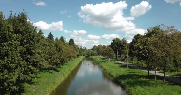 강에 떠 있는 보트에 두 사람이. — 비디오