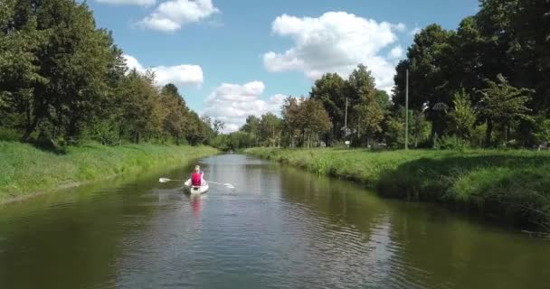 Dva lidé na lodi plovoucí na řece. — Stock video