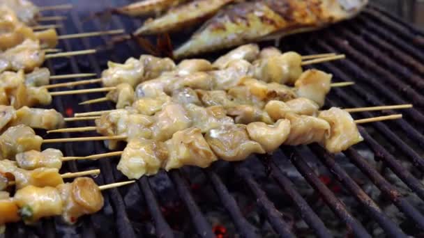 Man matlagning Sea Food på grill grill för sina vänner på sommaren utomhus fest. Matlagning havet mat på varm kol. — Stockvideo