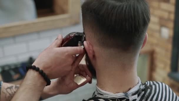 Nahaufnahme der männlichen Frisur in einem Friseursalon mit professionellem Trimmer. Männer Friseursalon mit elektrischer Haarschneidemaschine. Pflege der Haare. — Stockvideo