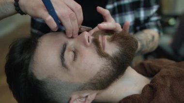 Kuaför uzun sakallı erkekler düz tıraş bıçağı s Kuaför salonu veya berber dükkanı ile tıraş. Saç kesimi ve tıraş Kuaför, berber dükkanı ve tıraş salon mans.