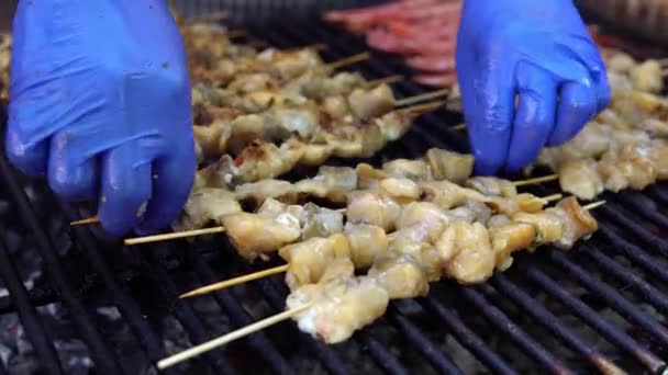 Człowiek gotowania morza żywności na grilla Grill dla swoich przyjaciół w lecie impreza na świeżym powietrzu. Gotowanie potraw morskich na gorącym węglu. — Wideo stockowe