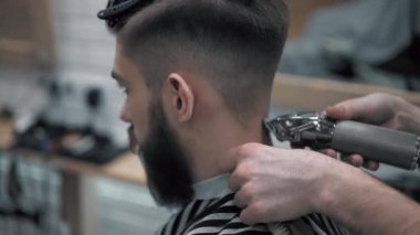 Erkek saç şekillendirme ile profesyonel düzeltici bir kuaför dükkanında yakından görmek. Kuaför Salonu Elektrik kesme makinesi ile kanununu mans. Saç bakım.