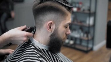 Erkek saç şekillendirme ile profesyonel düzeltici bir kuaför dükkanında yakından görmek. Kuaför Salonu Elektrik kesme makinesi ile kanununu mans. Saç bakım.