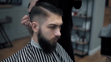 Makas ve saç kurutma makinesi kullanarak bir berber dükkanı veya kuaför mens saç şekillendirme ve saç kesimi kapatın. Saçı tımar ediyorum. Berber.