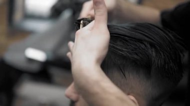 Makas ve saç kurutma makinesi kullanarak bir berber dükkanı veya kuaför mens saç şekillendirme ve saç kesimi kapatın. Saçı tımar ediyorum. Berber.