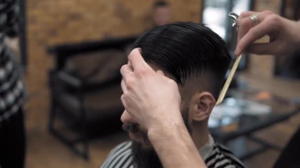Hautnah auf Männer Friseur und Friseur in einem Friseurladen oder Friseursalon mit Schere und Haartrockner. Pflege der Haare. Friseurladen. — Stockvideo