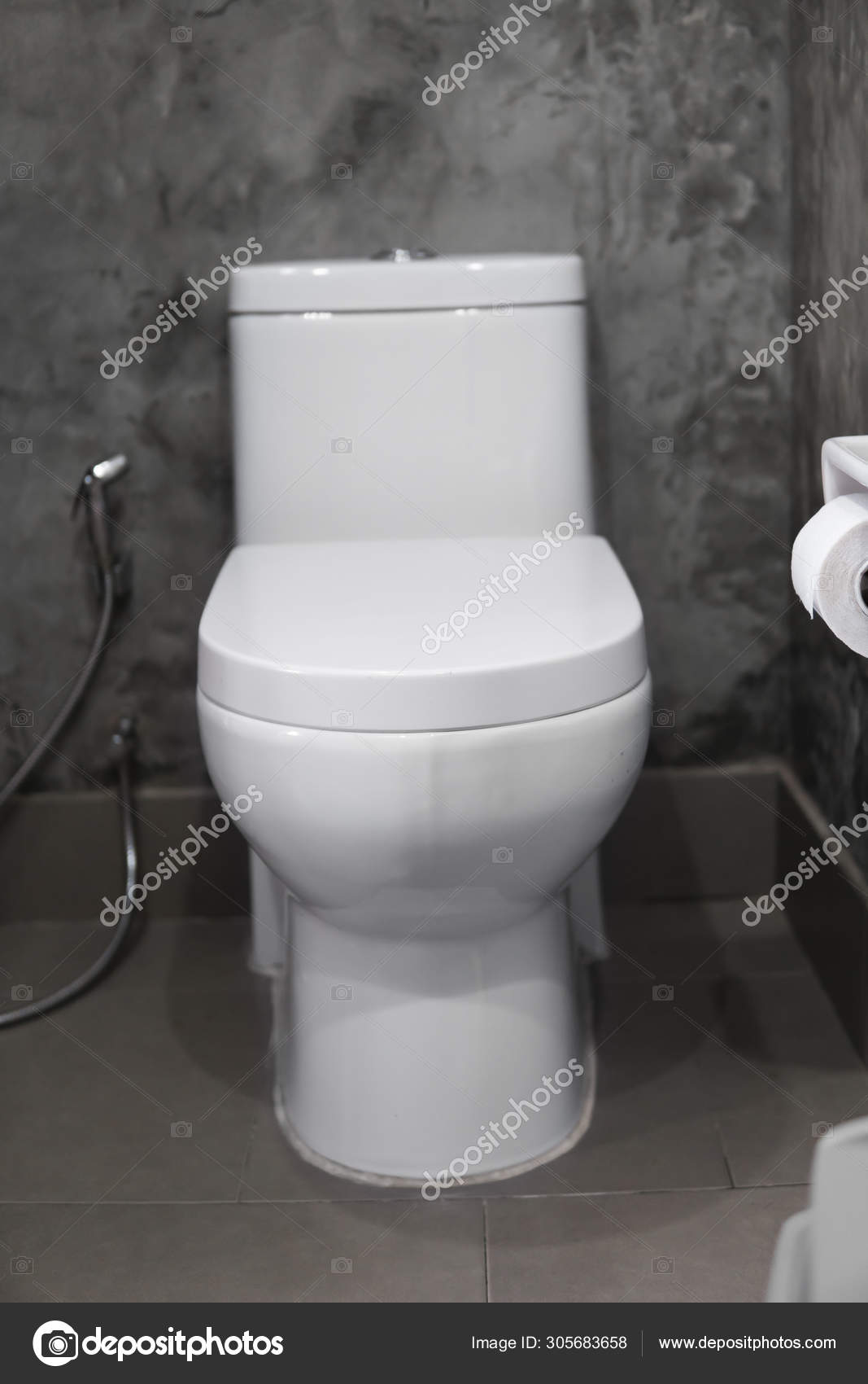 Weisser Hangender Toilettensitz Auf Weisser Toilette Im Heimischen Badezimmer Mit Grauen Fliesen Im Betonstil Und Toilettenpapier An Der Wand Badezimmer Luxus Interieur Stockfoto C Volodymyrshtun 305683658