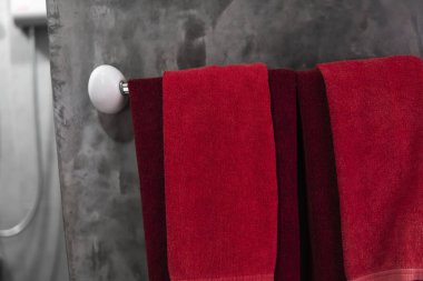 Banyoda kurutucuda iki kırmızı havlu. Counter banyo iç çağdaş. Beton tarzı duvarlar ile lüks ve şık tasarım banyo.