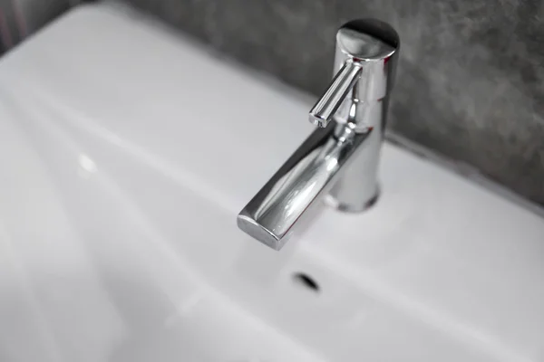 Modern rozsdamentes acél csaptelep a mosdó mosogató. Counter fürdőszoba belső kortárs. Luxus és stílusos dizájn fürdőszoba betonszerű falakkal. — Stock Fotó
