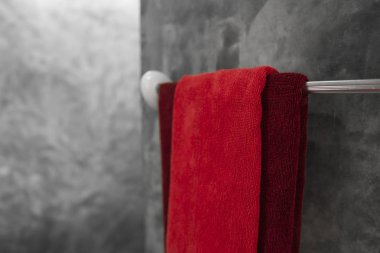 Banyoda kurutucuda kırmızı bir havlu. Counter banyo iç çağdaş. Beton tarzı duvarlar ile lüks ve şık tasarım banyo.