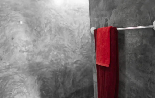Одно красное полотенце в ванной комнате на сушилке. Интерьер в ванной комнате современный. Роскошная и стильная ванная комната с бетонными стенами . — стоковое фото